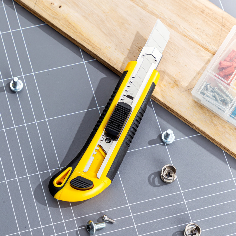 Snap-off blade knife 18 mm