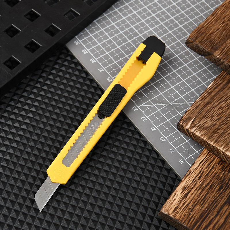 Snap-off blade knife 9 mm